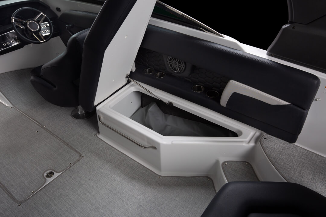 HD8-Elevate-Starboard-Cockpit-Seating-Storage-web33